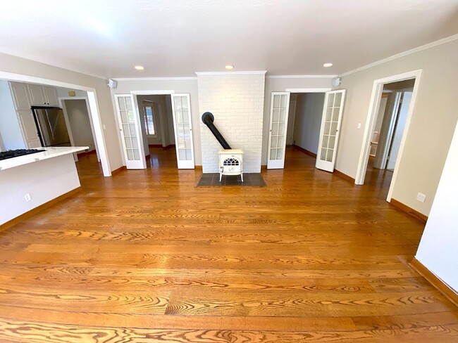 Building Photo - Beautiful 3 Bed + 2 Bath Los Altos Home - ...