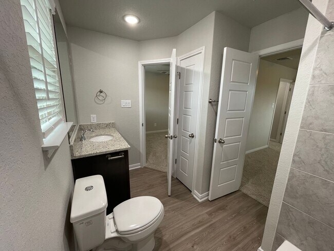Building Photo - 3 Bedroom, 2.5 Bathroom, Two-story Duplex ...