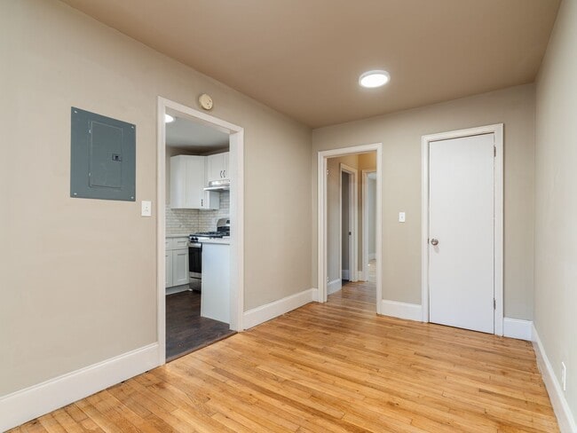 Building Photo - Newly Renovated Historic West End 1 Bedroom