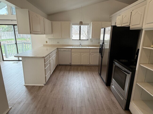 Building Photo - Large Five Bedroom Home, Sandy, 2500 sq ft, New Paint