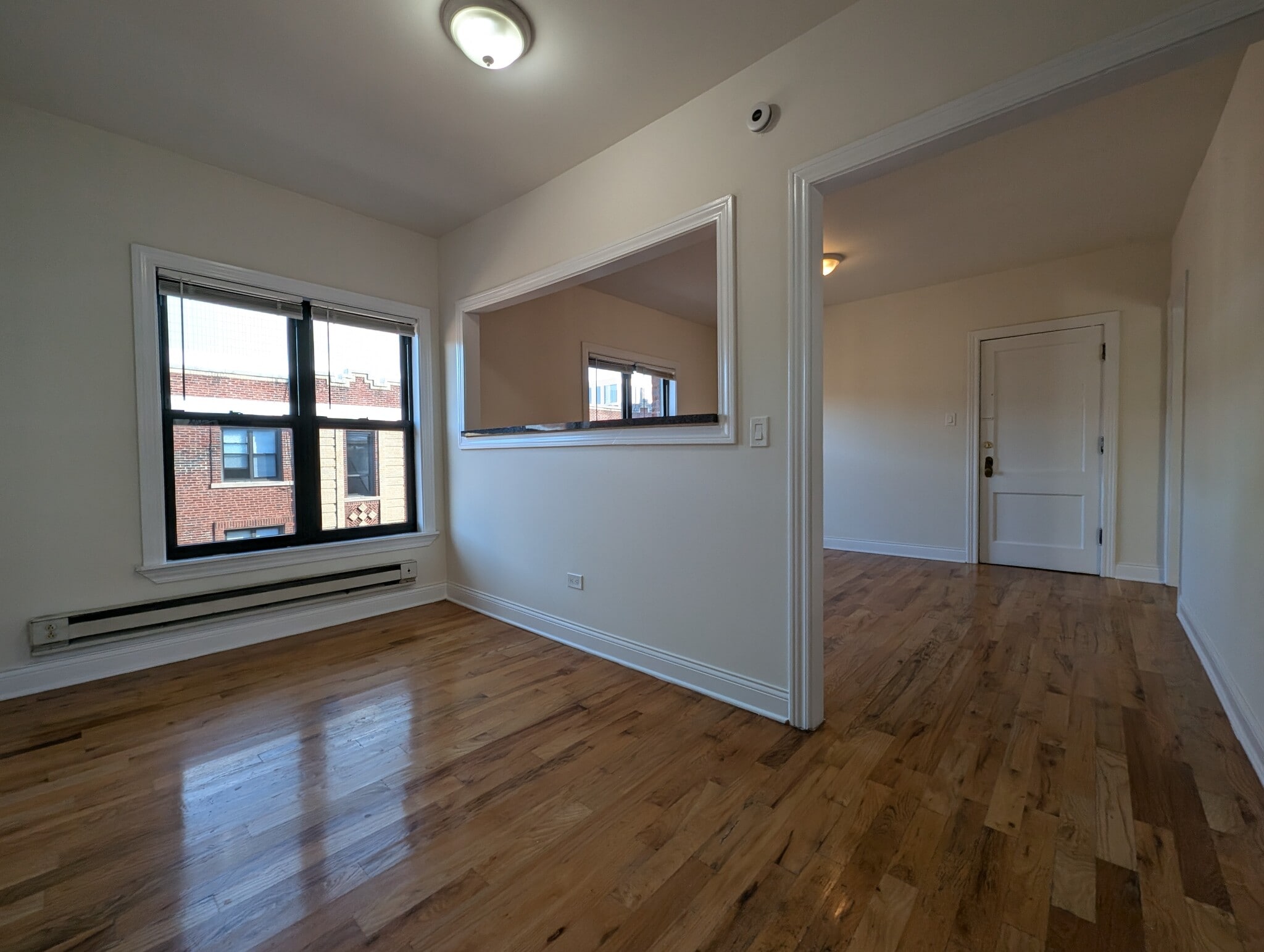 Building Photo - 822 W Waveland Ave