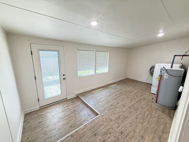 Building Photo - 116A Montrose Dr
