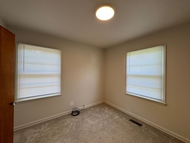 Building Photo - COMING SOON!!  3 Bedroom, 1 Bath Home Available Now!