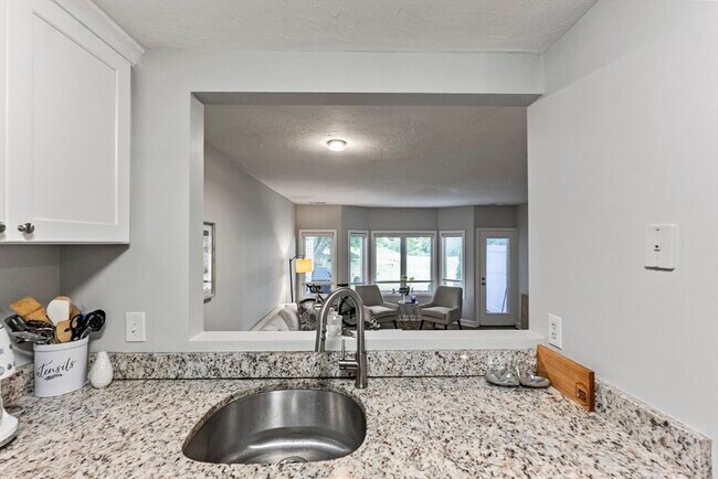 Building Photo - 18 Westcliff Dr