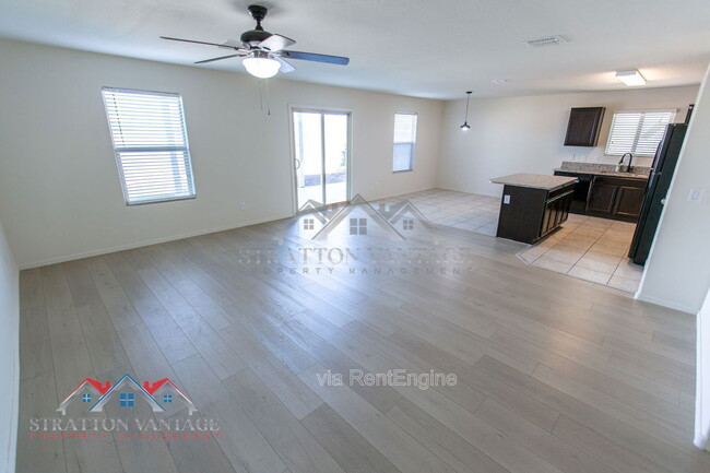 Building Photo - 5926 E Oasis Blvd