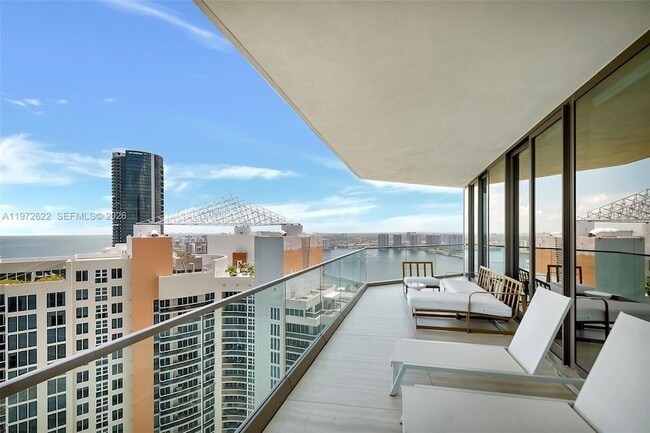 Building Photo - 18975 Collins Ave