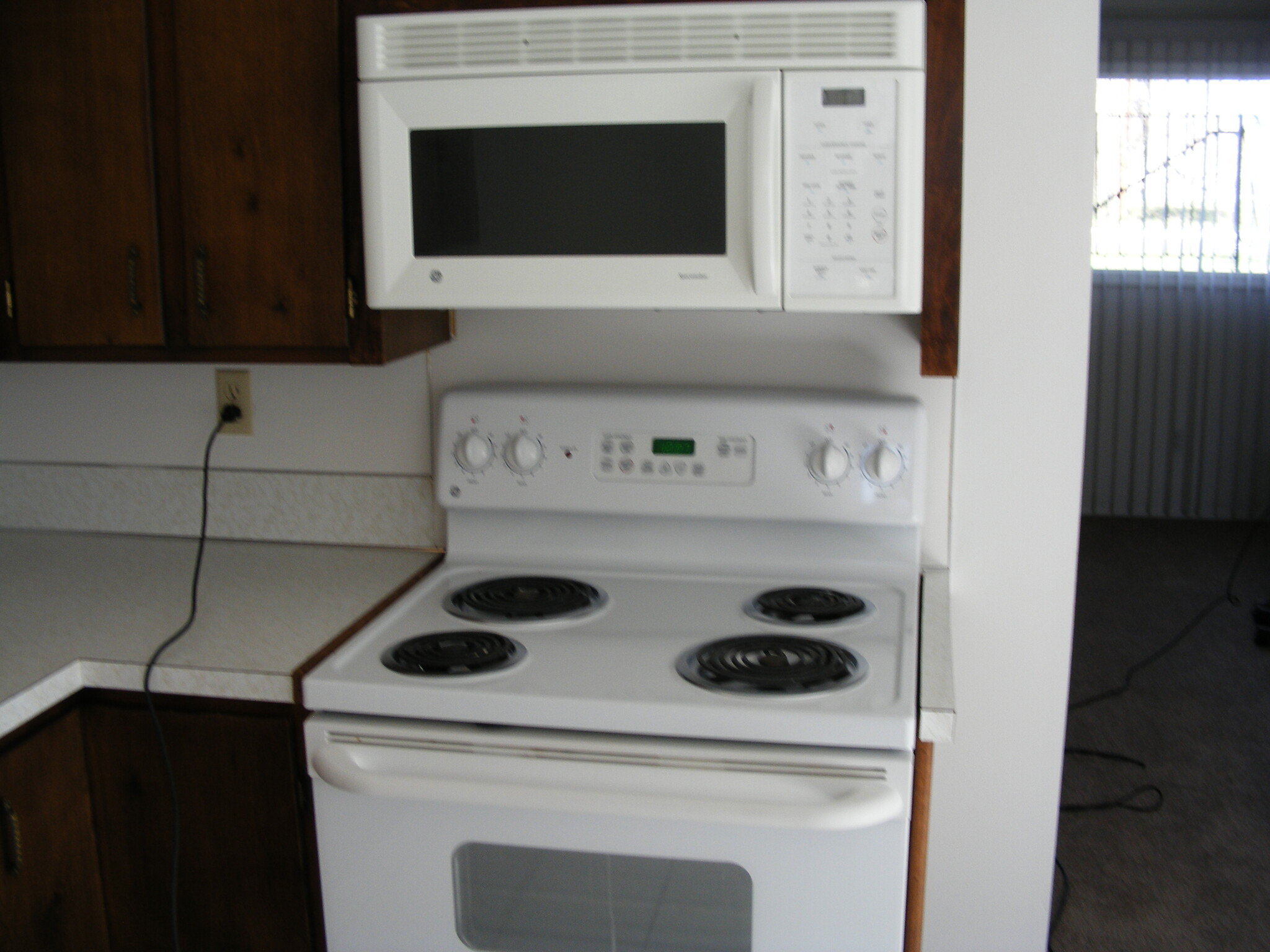 stove / oven / micro - 754 N Saturn Ave