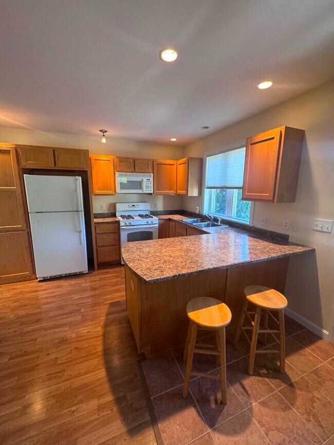 Building Photo - Brunswick Condo End Unit 2BR/1.5BA