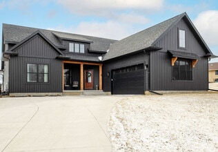 Building Photo - 1 Country Club Ct