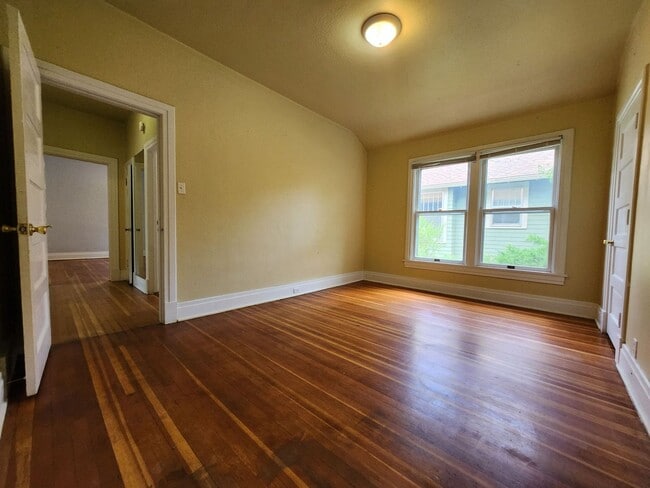 Building Photo - Victorian Home Downtown – Available NOW, 6 Month Leases Available! MOVE-IN SPECIAL