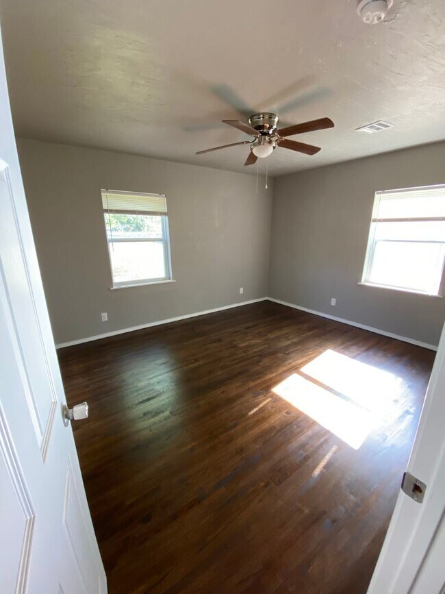 Building Photo - Gorgeous 3 Bed, 2 Bath Home with Modern Up...