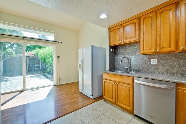 Building Photo - Hardwood Floors- A/C- Full Bedroom and Bath on First Floor: Fresh Paint