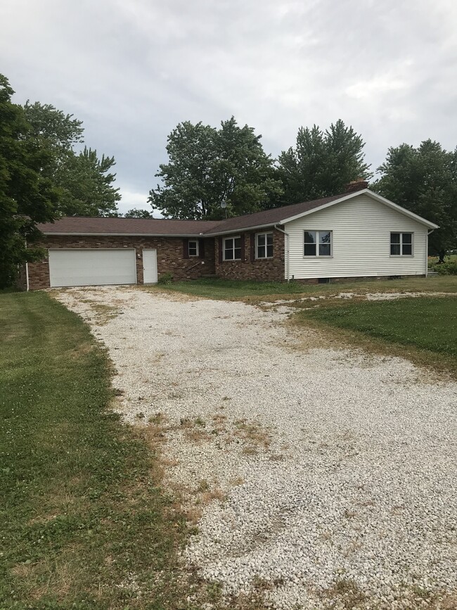 2 1/2 car attached garage - 5480 Beechwood ave