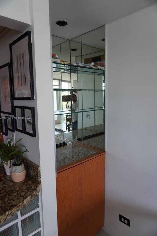 Building Photo - 1408 Brickell Bay Dr
