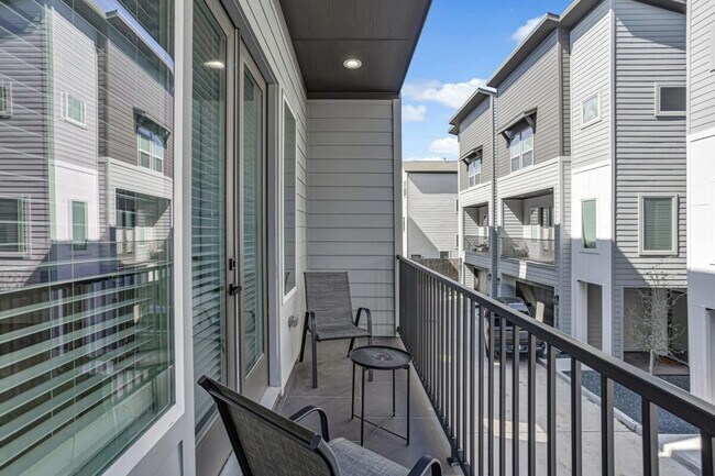 Building Photo - 3020 Live Oak St