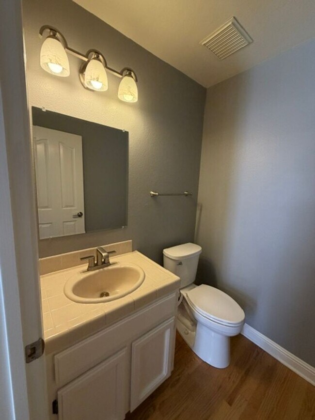 Building Photo - End unit in quiet Campbell location!