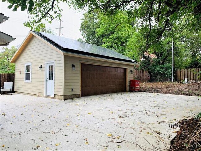 Building Photo - Large bright and clean Brookside home