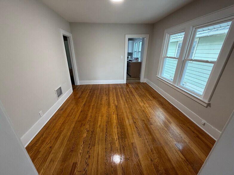 Building Photo - 513-15 Tennyson Ave