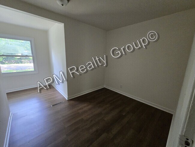 Building Photo - 27 Bethune Ct