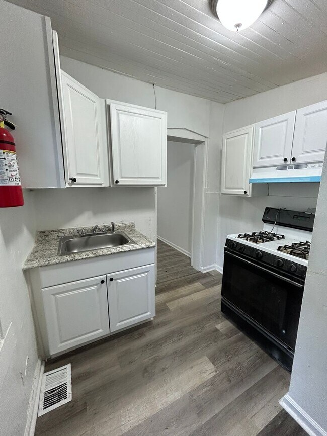 Building Photo - 2 Bedroom House Close to Transportation!