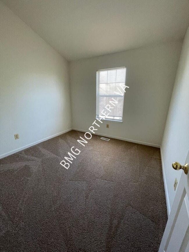 Building Photo - 865 Tall Oaks Square