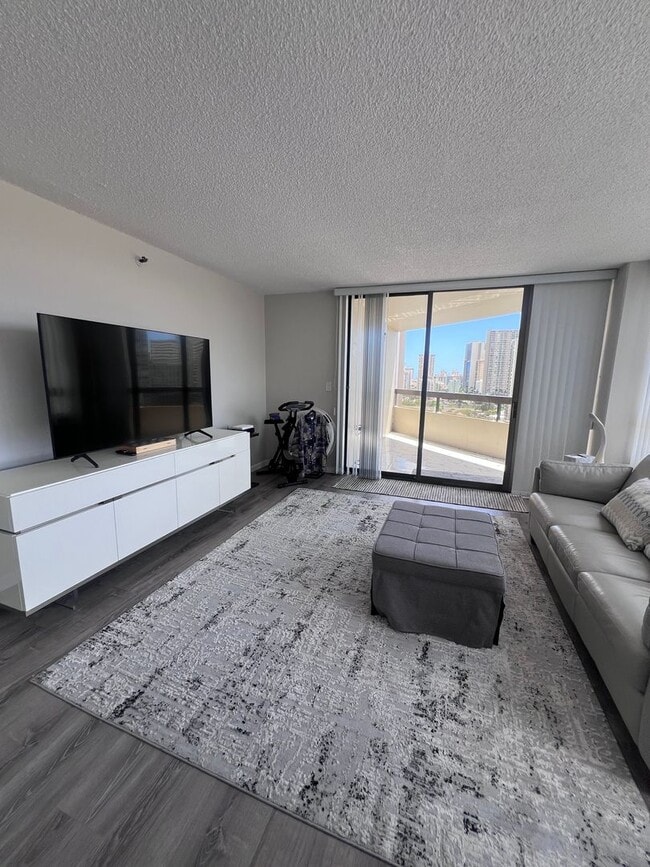 Building Photo - 2 Bedroom, 2 Bath, 2 Parking, AC at Iolani Court Plaza