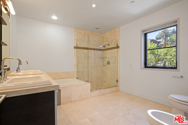 Building Photo - 8788 Shoreham Dr