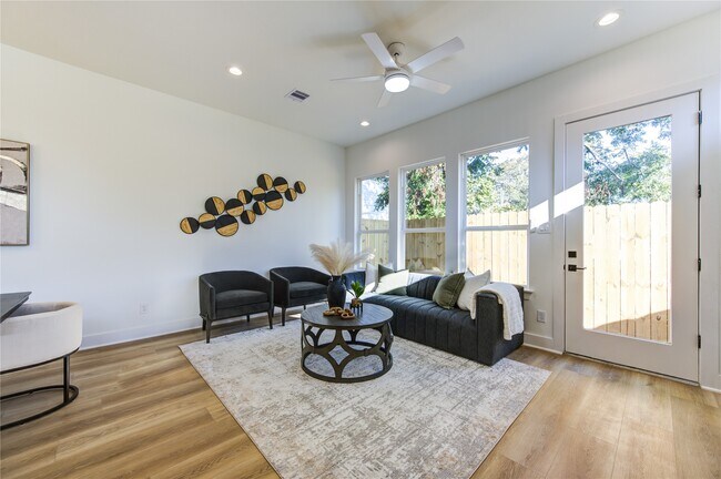 Building Photo - 5415 Arapahoe St