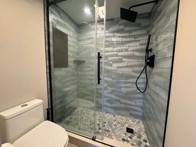 Building Photo - Luxurious Double Suite Condo With 2 Full Baths and Sunroom In Desired Belvedere Condominiums