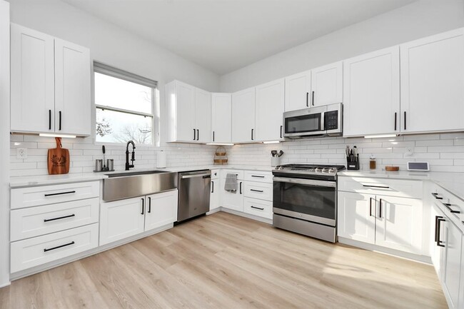 Building Photo - 1304 W 24th St