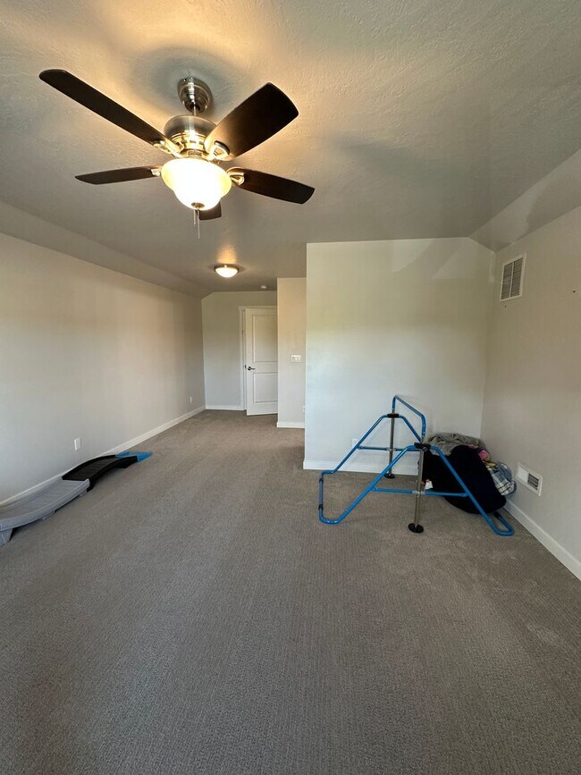 Building Photo - 3 bedroom, 2.5 bath with bonus room in Wes...