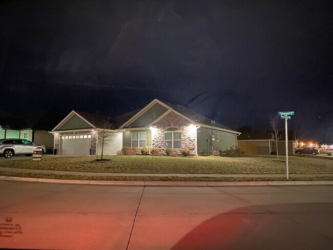 Building Photo - 3 bedroom 2 bathroom house with fenced in yard