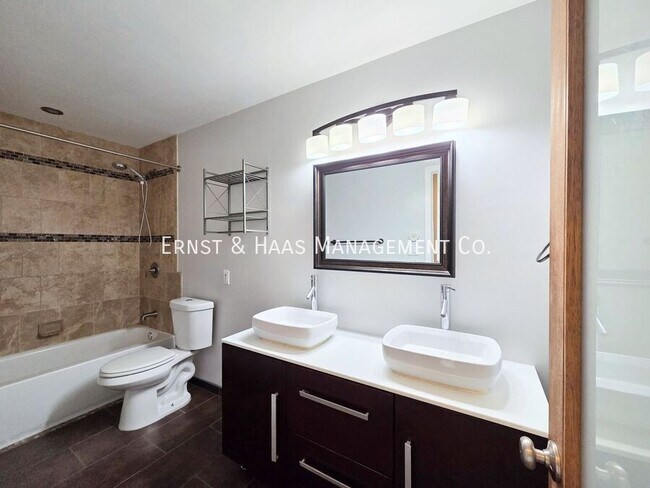 Building Photo - 3701 Country Club Dr