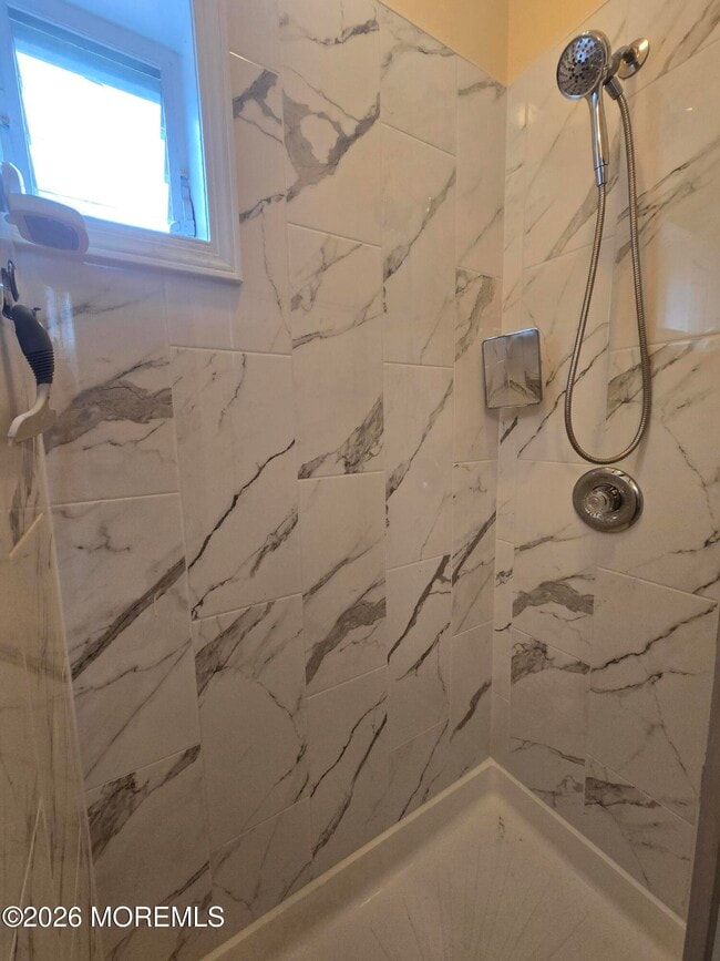 Building Photo - 904 Bergh St