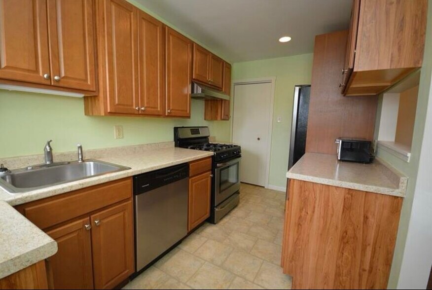 Building Photo - 804 Lilac St