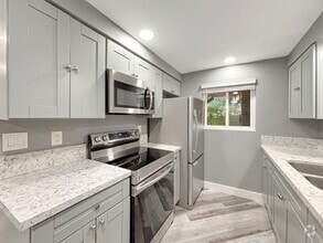 Building Photo - Charming 1BD/1BA Condo in Lakeside W/ Rese...