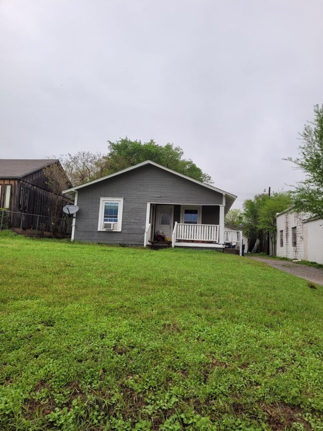 Primary Photo - 1105 W Walnut Ave