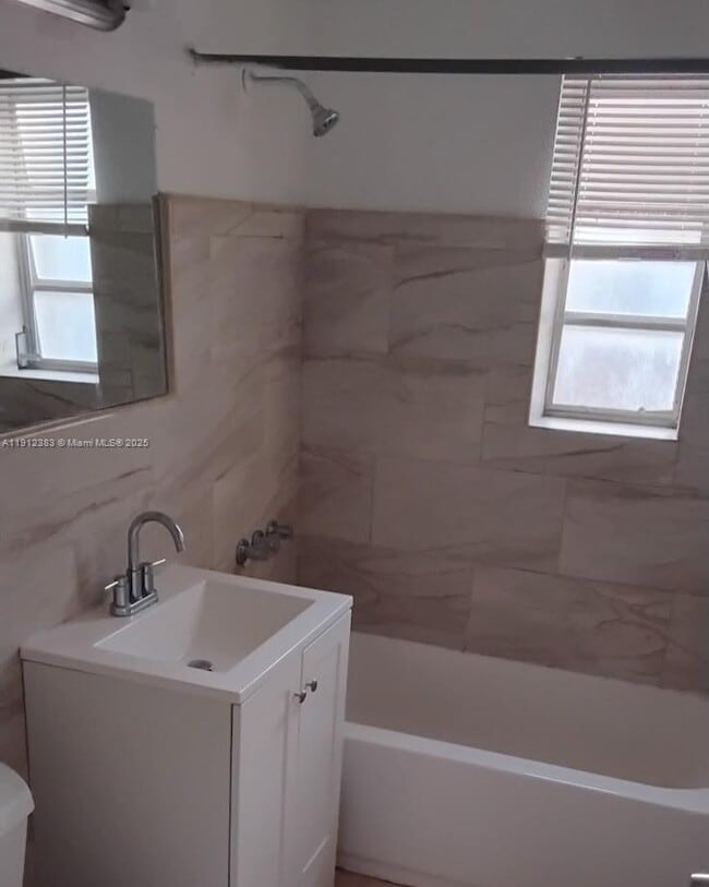 Building Photo - 1914 Adams St