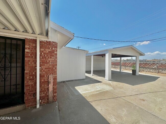 Building Photo - 4981 Winthrop Dr