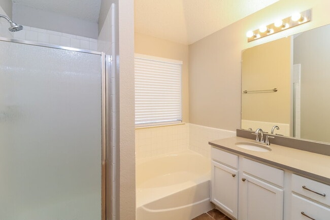 Building Photo - 808 Thorton Dr