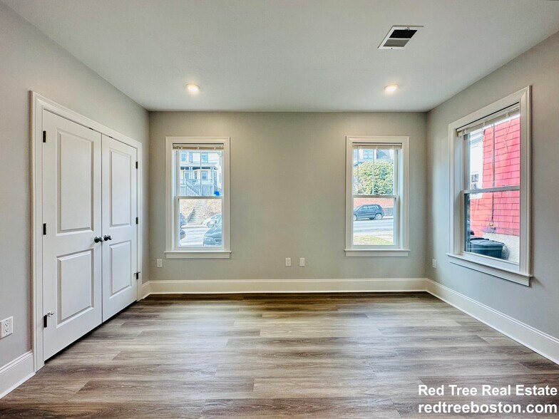 Building Photo - 100 Brooks St