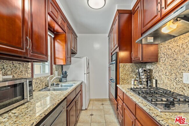 Building Photo - 1330 S Barrington Ave