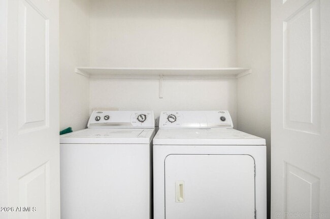 Building Photo - Elevated Views, 1bd, 1bth Condo