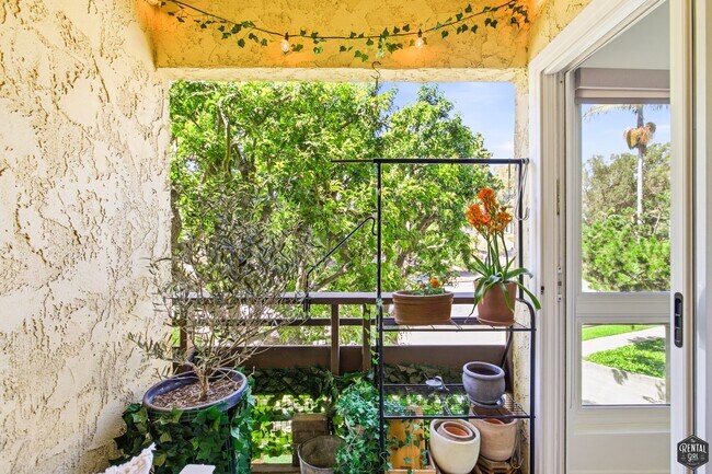 Building Photo - 5625 Green Valley Cir