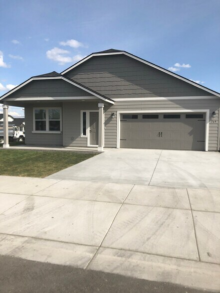 Primary Photo - 749 N Doumit Dr