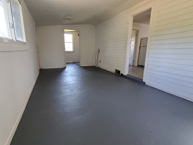 Building Photo - 2 Bedroom House in Clinton, IN