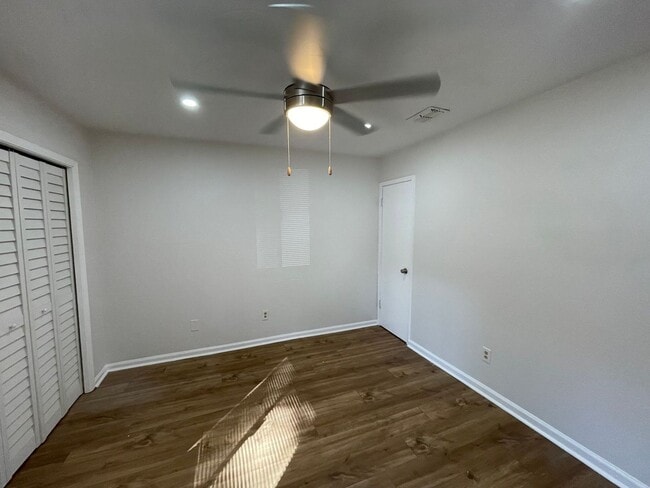 Building Photo - Completely renovated 2/1 on Golf Course!