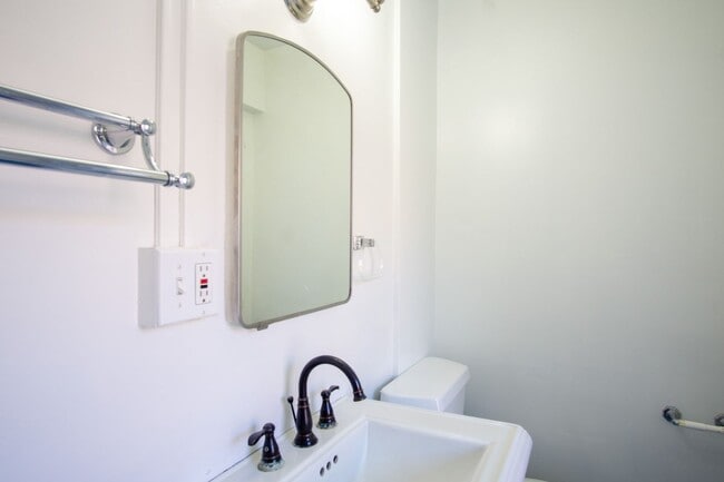 Building Photo - Fabulous Vintage 1-Bedroom Across the Street from Laurelhurst Park!