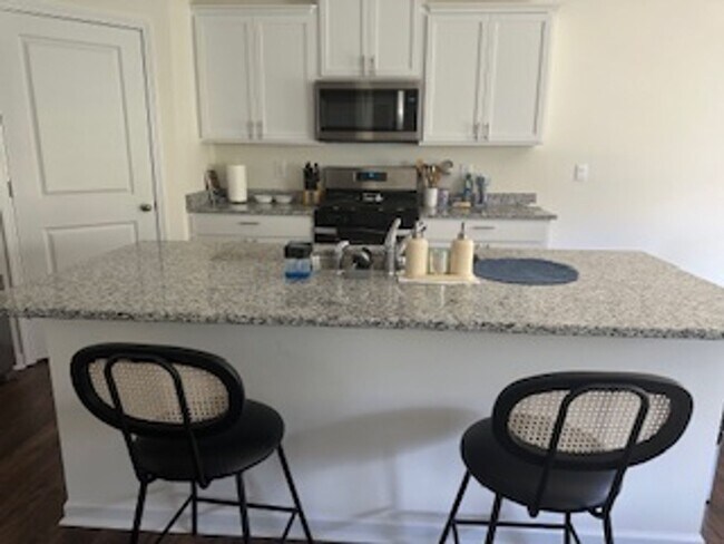 Building Photo - Knoxville 37932 - FULLY FURNISHED $3,300.0...