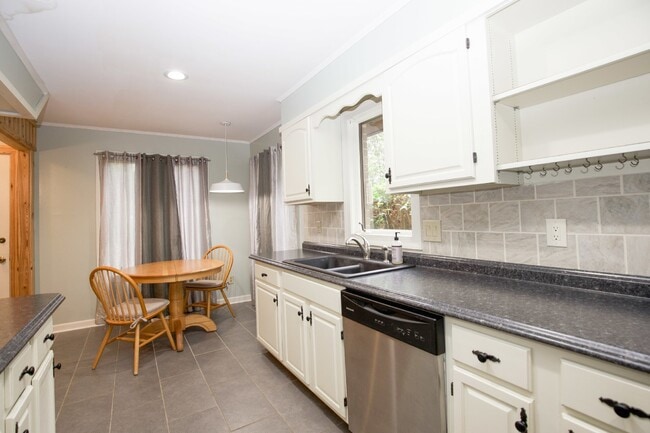 Building Photo - Cottage life in Southern Pines